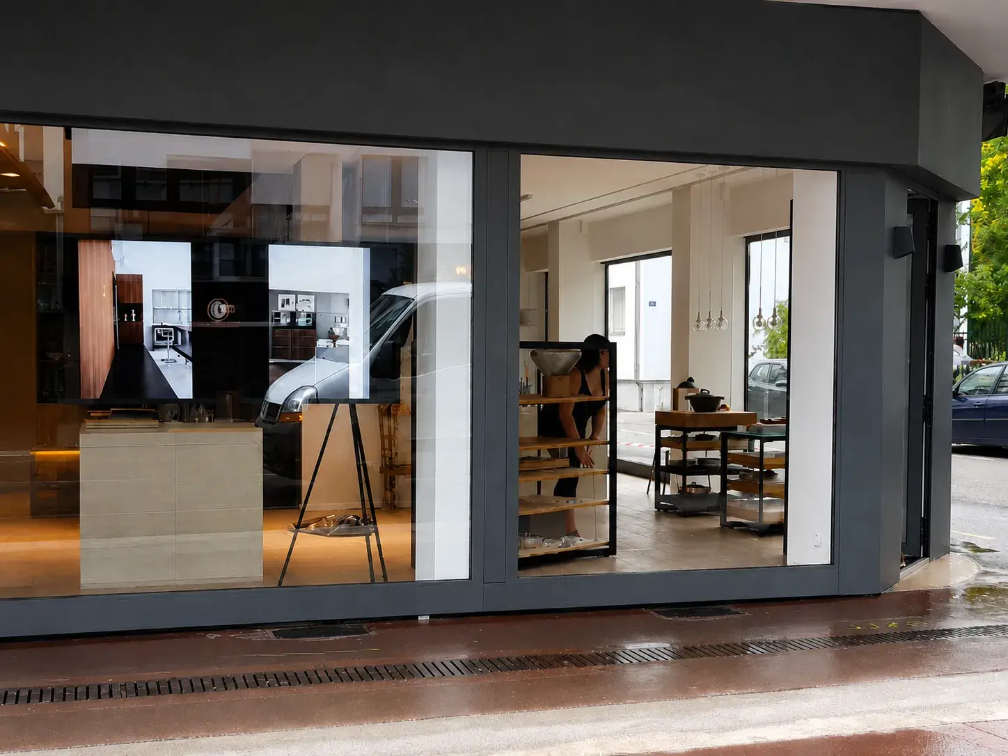 Vitrine d'un commerce après nettoyage, sans traces