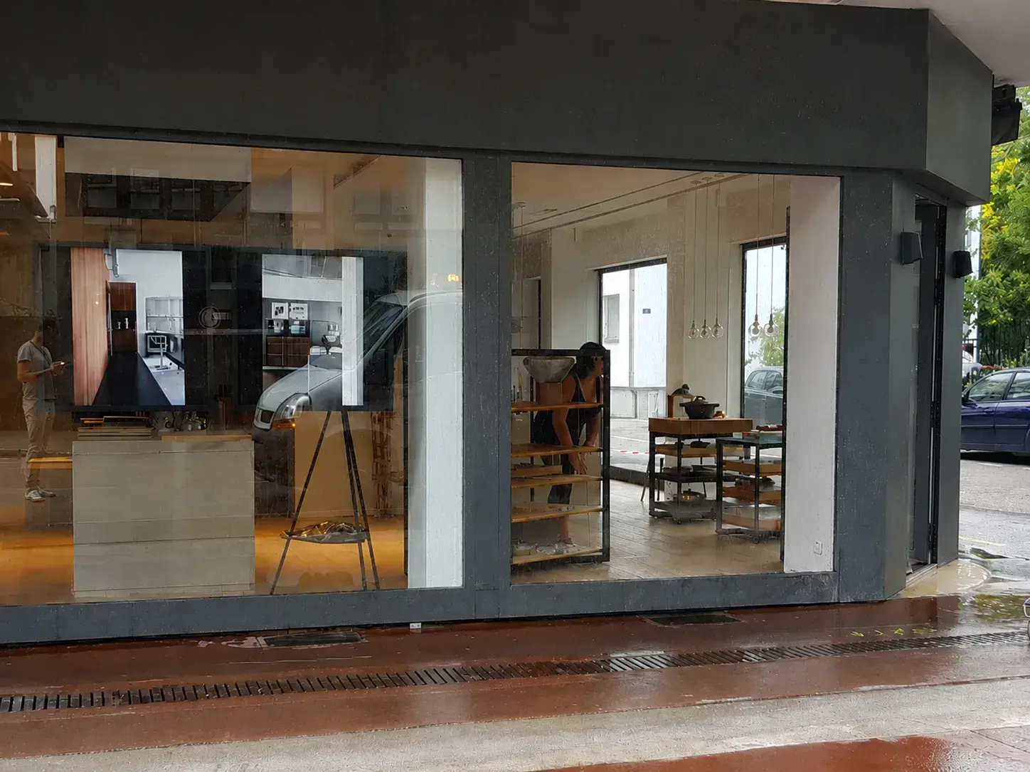 Vitrine d'un commerce avant nettoyage